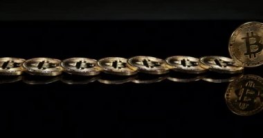 Siyah Arkaplanda Bitcoins, yavaş çekim 4k