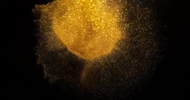 Gold Glitter Falling Μαύρο Φόντο Αργή Κίνηση — Αρχείο Βίντεο