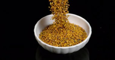 Siyah Arkaplan 'a düşen polen köfteleri, Crockery, Slow Motion 4k