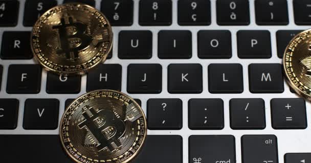 Bitcoins Auf Computer Tastatur Hintergrund Zeitlupe — Stockvideo