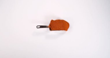 Paprika, kapsicum yıllık, Beyaz Arkaplan 'a karşı patlayan toz, kaşık, Yavaş Hareket 4k