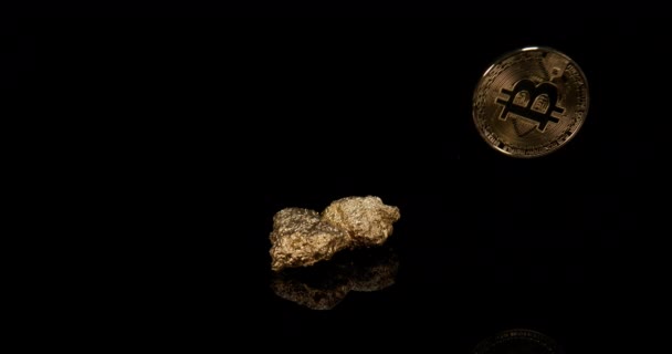 Χρυσό Nugget Και Bitcoins Μαύρο Φόντο Αργή Κίνηση — Αρχείο Βίντεο