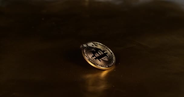 Bitcoins Auf Schwarzem Hintergrund Zeitlupe — Stockvideo