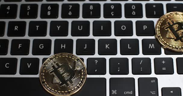 Bitcoins Auf Computer Tastatur Hintergrund Zeitlupe — Stockvideo