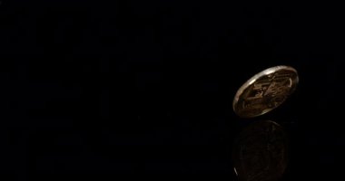 Siyah Arkaplanda Bitcoins, yavaş çekim 4k