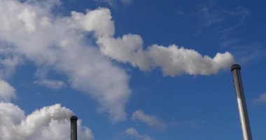 Bir ocağın bacasından çıkan su buharı, Paris yakınlarında, ağır çekim 4k