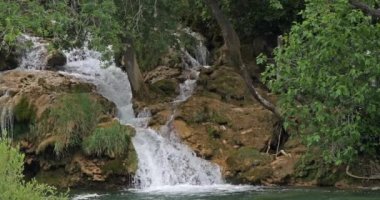 Skradins Şelalesi, Skradinski Buk, Krka Doğal Parkı, Hırvatistan 'ın Damaltia kentinde Sibenik yakınlarında