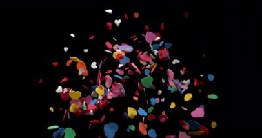 Sevgililer Günü Partisi İçin Kalpler Kara Arkaplanda Patlıyor, Ağır çekim 4k