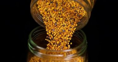 Siyah Arkaplan 'a düşen polen köfteleri, Crockery, Slow Motion 4k