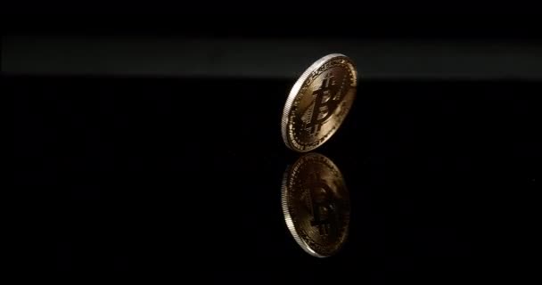 Bitcoins Zwarte Achtergrond Slow Motion — Stockvideo