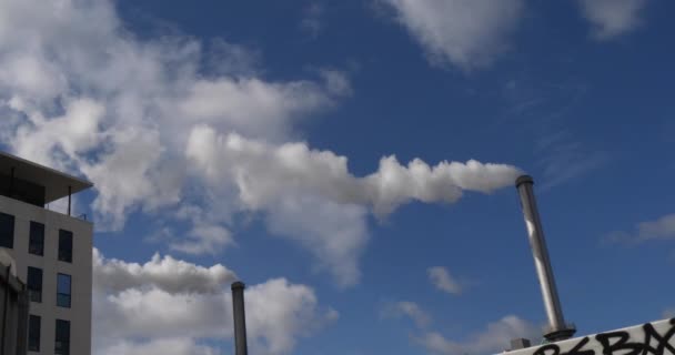 Wasserdampf Aus Dem Schornstein Einer Müllverbrennungsanlage Der Nähe Von Paris — Stockvideo