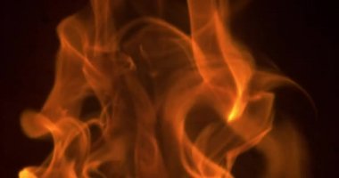 Ağır çekim alevler saçan ocağın içinde. 