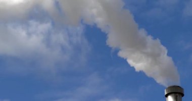 Bir ocağın bacasından çıkan su buharı, Paris yakınlarında, ağır çekim 4k