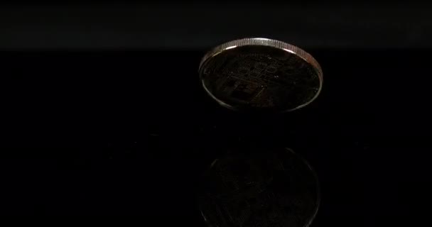 Bitcoins Sobre Fondo Negro Cámara Lenta — Vídeo de stock