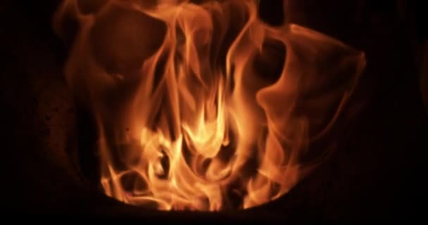 ペレットストーブの中での炎のスローモーションショット — ストック動画