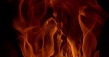 Ağır çekim alevler saçan ocağın içinde. 