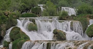 Skradins Şelalesi, Skradinski Buk, Krka Doğal Parkı, Hırvatistan 'ın Damaltia kentinde Sibenik yakınlarında