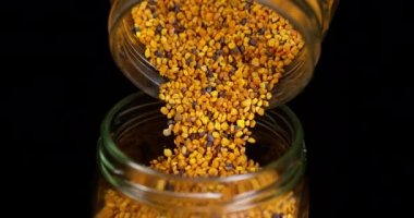 Siyah Arkaplan 'a düşen polen köfteleri, Crockery, Slow Motion 4k