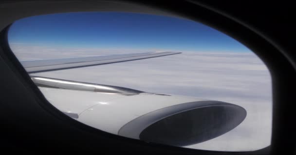 蓝天和乌云从飞机起飞 飞往克罗地亚 慢动作4K — 图库视频影像