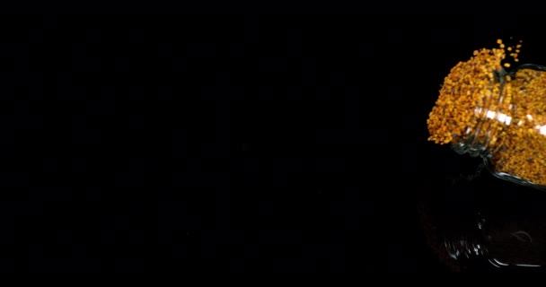 Пыльца Пельмени Падать Черном Фоне Посуда Медленное Движение — стоковое видео
