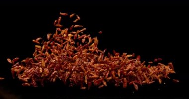 Koyu arkaplana düşen üzümler 