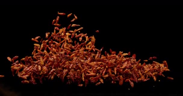 Raisins Secs Tombant Sur Fond Sombre — Video