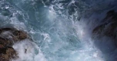 Denizde güçlü dalgalar, deniz manzarası 