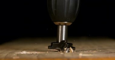 Marangoz ahşapla çalışır.