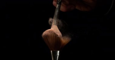 Makyaj fırçasında allık tozu