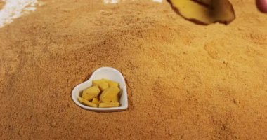 Ginger, Zingiber memurları, Kök ve Toz, Beyaz Arkaplan, Yavaş Hareket 4k