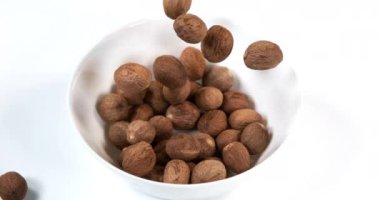 Beyaz kasedeki hindistan cevizi. Yaklaş.