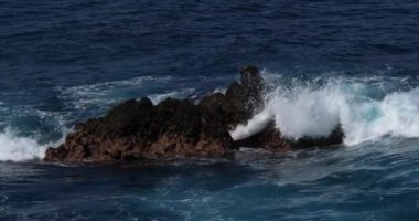 Denizde güçlü dalgalar, deniz manzarası 