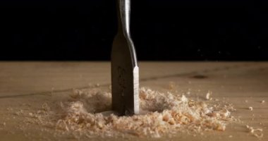 Marangoz ahşapla çalışır. 