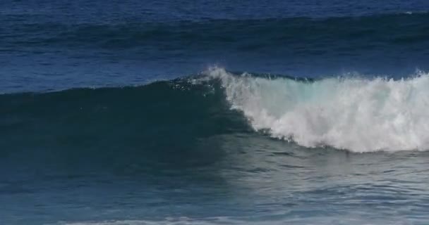 vagues fortes dans la mer orageuse  