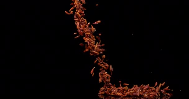 葡萄干落在黑暗的背景上 — 图库视频影像