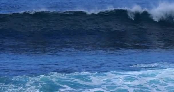 vagues fortes dans la mer orageuse  