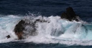 Denizde güçlü dalgalar, deniz manzarası 