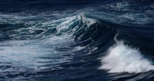 Δυνατά Κύματα Στην Φουρτουνιασμένη Θάλασσα — Αρχείο Βίντεο