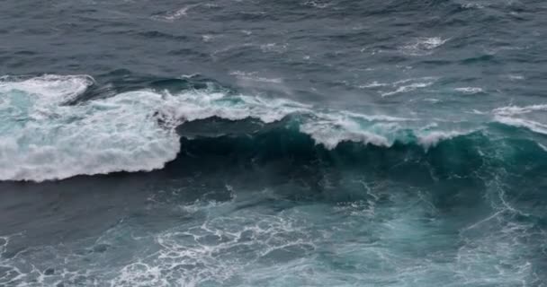 vagues fortes dans la mer, vue panoramique sur le paysage marin  