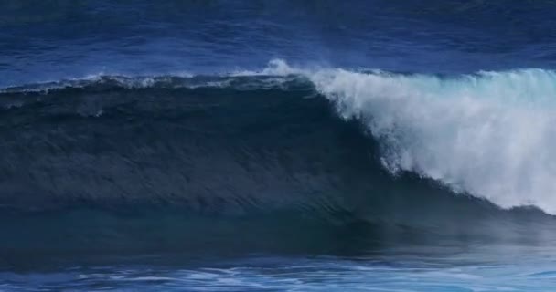 Δυνατά Κύματα Στην Φουρτουνιασμένη Θάλασσα — Αρχείο Βίντεο