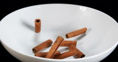 Tarçın, tarçın zeylanicum, Kara Arkaplan 'a düşen baharat, Ağır çekim 4k