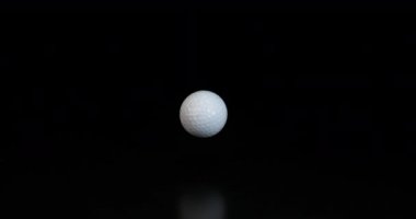 Siyah zemin üzerinde golf topu 