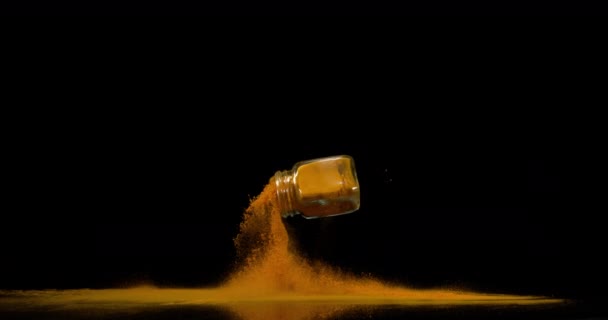 黑暗背景下的姜黄粉飞溅 — 图库视频影像