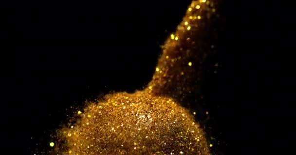 Gold Powder Valt Tegen Zwarte Achtergrond Slow Motion — Stockvideo