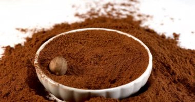 Nutmeg, Myristica parçacıkları, Nut 'ın Beyaz Arkaplan' a karşı düşüşü, Slow Motion 4k