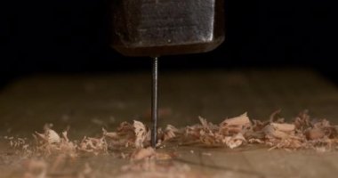 Marangoz ahşapla çalışır.