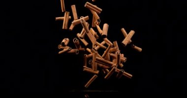 Tarçın çubukları yavaş çekimde düşüyor 