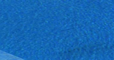 Yüzme havuzunda su yüzeyi 