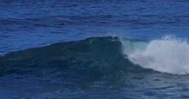 Fırtınalı denizde güçlü dalgalar 