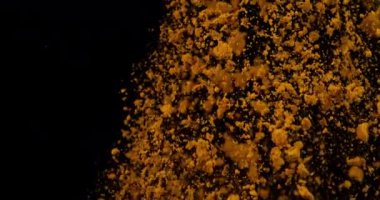 Koyu arkaplanda curcuma tozu sıçraması 